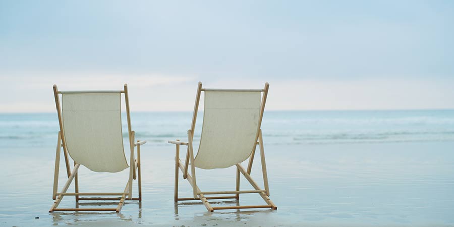 Zwei Stühle mit Abstand und Blick auf das Meer auf Norderney als Symbol für Paarberatung und Beziehungsklärung